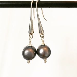 Manhattan Earrings - Gray Pearl Earrings
